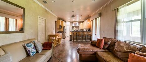 Maison, 4 chambres | Coin séjour