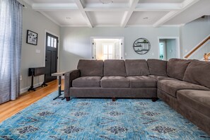 House, 5 Bedrooms | Living area