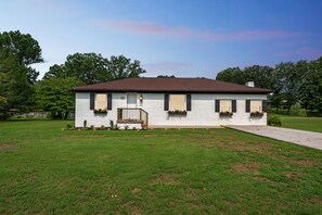 House, 3 Bedrooms | Exterior - Tranquil Cozy 3br Home With Deck & Bbq 3 Bedroom Home by RedAwning (Maryville)