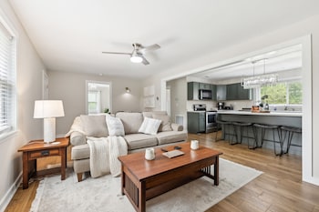 Tranquil Cozy 3br Home With Deck & Bbq 3 Bedroom Home by RedAwni