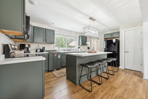 Tranquil Cozy 3br Home With Deck & Bbq 3 Bedroom Home by RedAwning