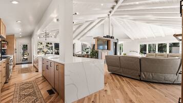 Villa, 5 Bedrooms | Interior