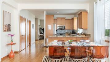 House, 3 Bedrooms | Private kitchen | Fridge, oven, coffee/tea maker, toaster