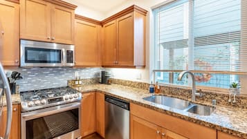 House, 3 Bedrooms | Private kitchen | Fridge, oven, coffee/tea maker, toaster