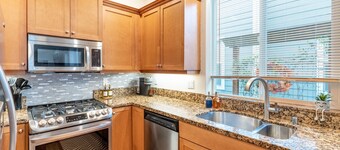 豪華住宅 閱讀與遊戲室 戶外用餐 3臥室住宅 by RedAwning