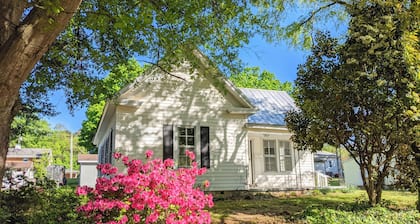 Quaint Hideaway In The Heart Of Clayton 3 Bedroom Home by RedAwning