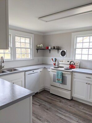 Hus, 3 soverom | Eget kjøkken | Kjøleskap, ovn, kaffetrakter/tekoker og brødrister