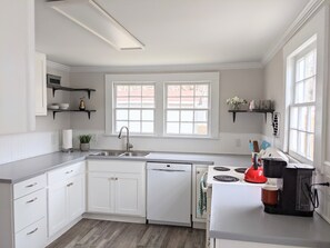 Private kitchen - Quaint Hideaway In The Heart Of Clayton 3 Bedroom Home by RedAwning (Clayton)