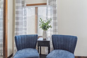 Interior - Niagara Falls Getaway: Perfect Place To Unwind 2 Bedroom Home by RedAwning (Niagara Falls)