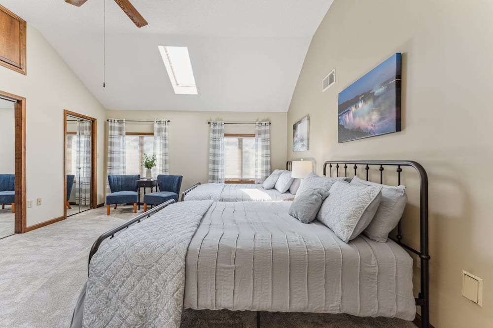 Niagara Falls Home 2BR, Pets OK, Free Parking - Niagara Falls, NY