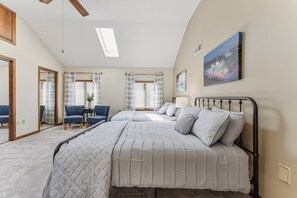 2 bedrooms, iron/ironing board, free WiFi - Niagara Falls Getaway: Perfect Place To Unwind 2 Bedroom Home by RedAwning (Niagara Falls)