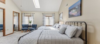 Niagara Falls Getaway: Perfect Place To Unwind 2 Bedroom Home by RedAwning