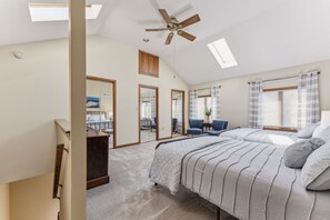 2 bedrooms, iron/ironing board, free WiFi - Niagara Falls Home 2BR, Pets OK, Free Parking (Niagara Falls)