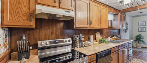 House, 2 Bedrooms | Private kitchen