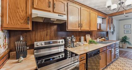 Niagara Falls Getaway: Perfect Place To Unwind 2 Bedroom Home by RedAwning