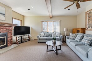 Living area - Niagara Falls Getaway: Perfect Place To Unwind 2 Bedroom Home by RedAwning (Niagara Falls)