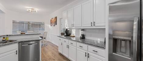 House, 3 Bedrooms | Private kitchen | Fridge, oven, coffee/tea maker, toaster