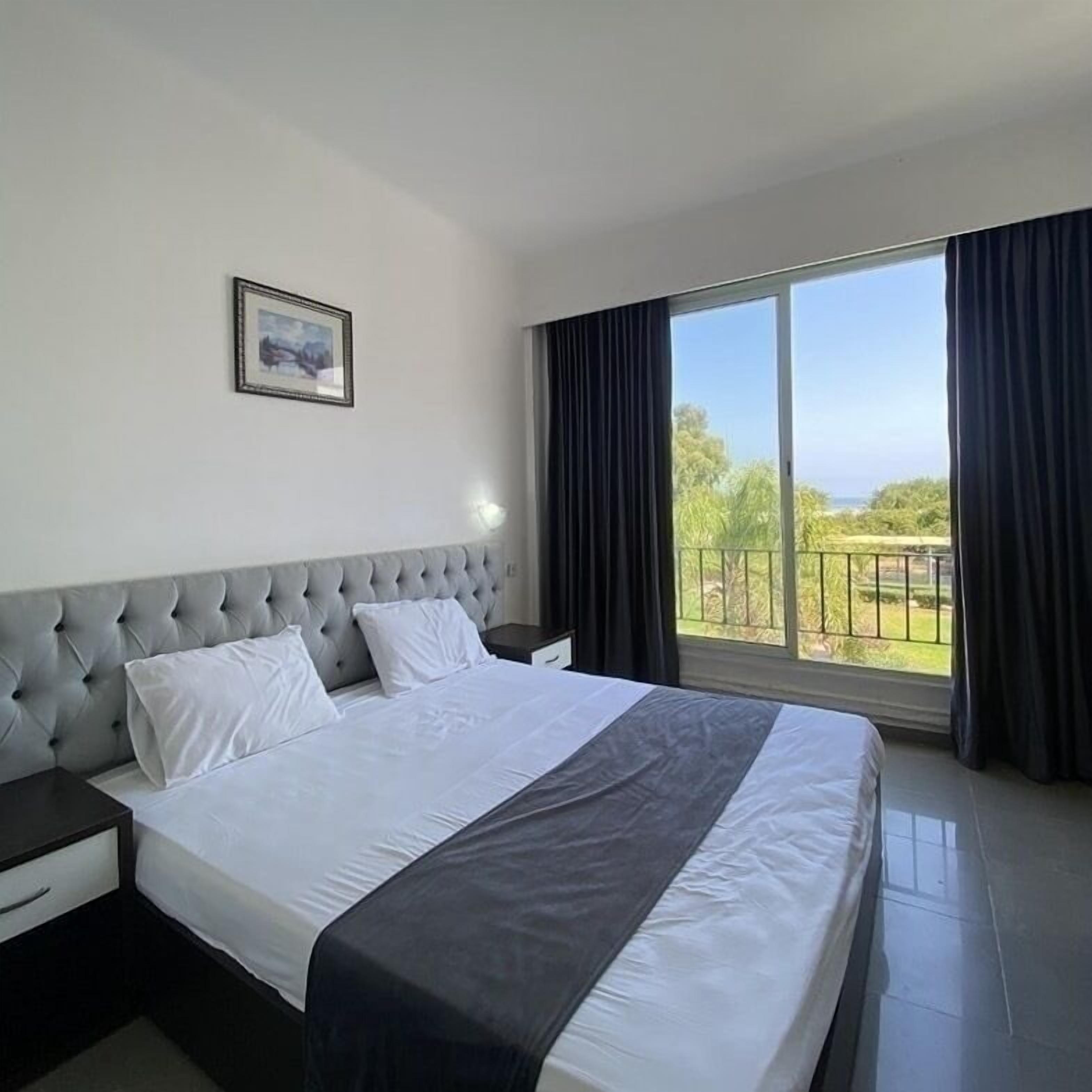 Standard Double or Twin Room | Desk, laptop workspace, blackout drapes