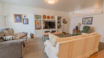 House, 3 Bedrooms | Living area | Streaming services