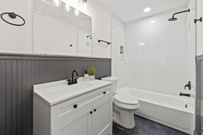 House, 4 Bedrooms | Bathroom | Towels, shampoo