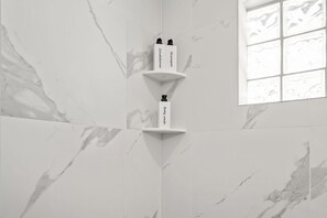 House, 4 Bedrooms | Bathroom | Towels, shampoo