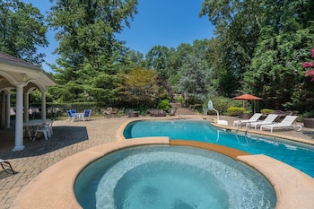 Serene Haven: Stunning Yard, Pool, And Views 4 Bedroom Home by R