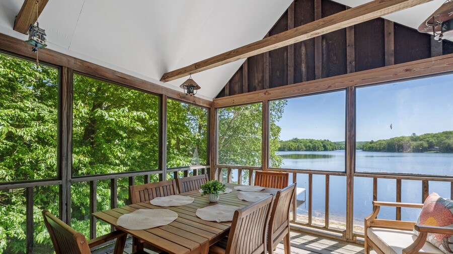 Idyllic Lakeside Getaway 4 Bedroom Home by RedAwning