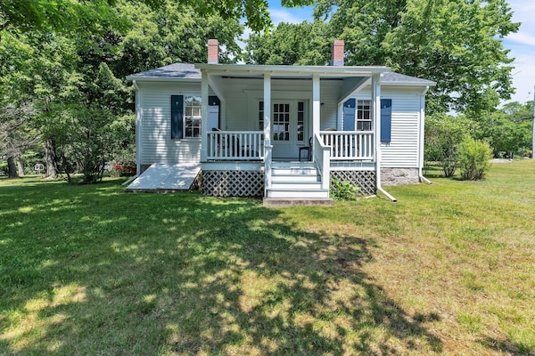 Rustic Farmhouse 4 Bedroom Home By Redawning - Southwest Harbor, ME