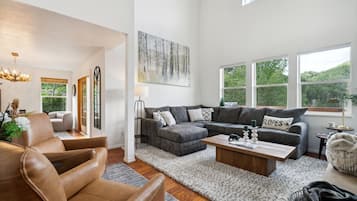 House, 6 Bedrooms | Ruang tamu | Perkhidmatan penstriman