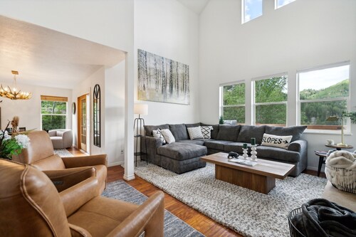 Tranquil Mountain Retreat Scenic Views & Hot Tub 4 Bedroom Home by RedAwning