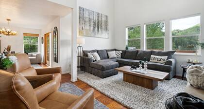 Tranquil Mountain Retreat Scenic Views & Hot Tub 4 Bedroom Home by RedAwning