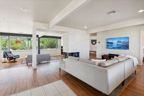 House, 4 Bedrooms | Ruang tamu