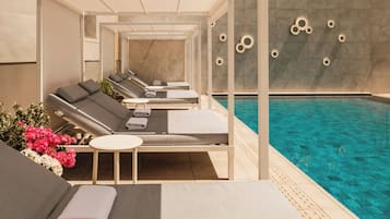 Piscina coperta, piscina all'aperto, ombrelloni da piscina, lettini