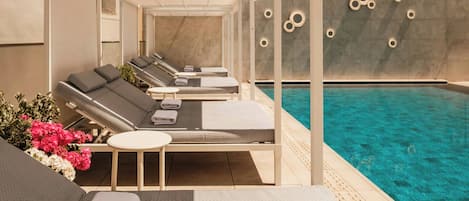 Piscina coberta, piscina a l'aire lliure, para-sols i gandules