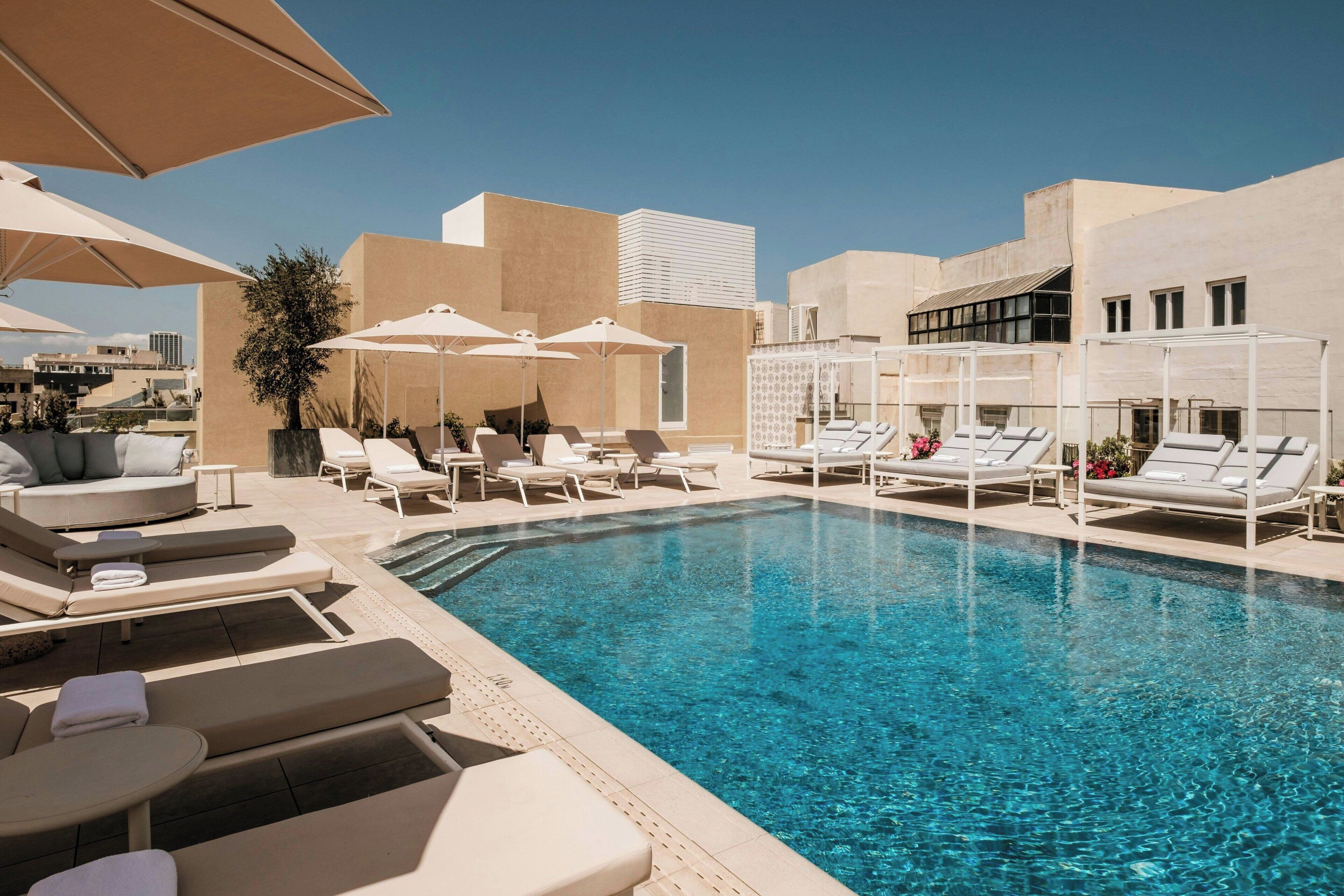 Piscina interna, piscina externa, guarda-sóis, espreguiçadeiras