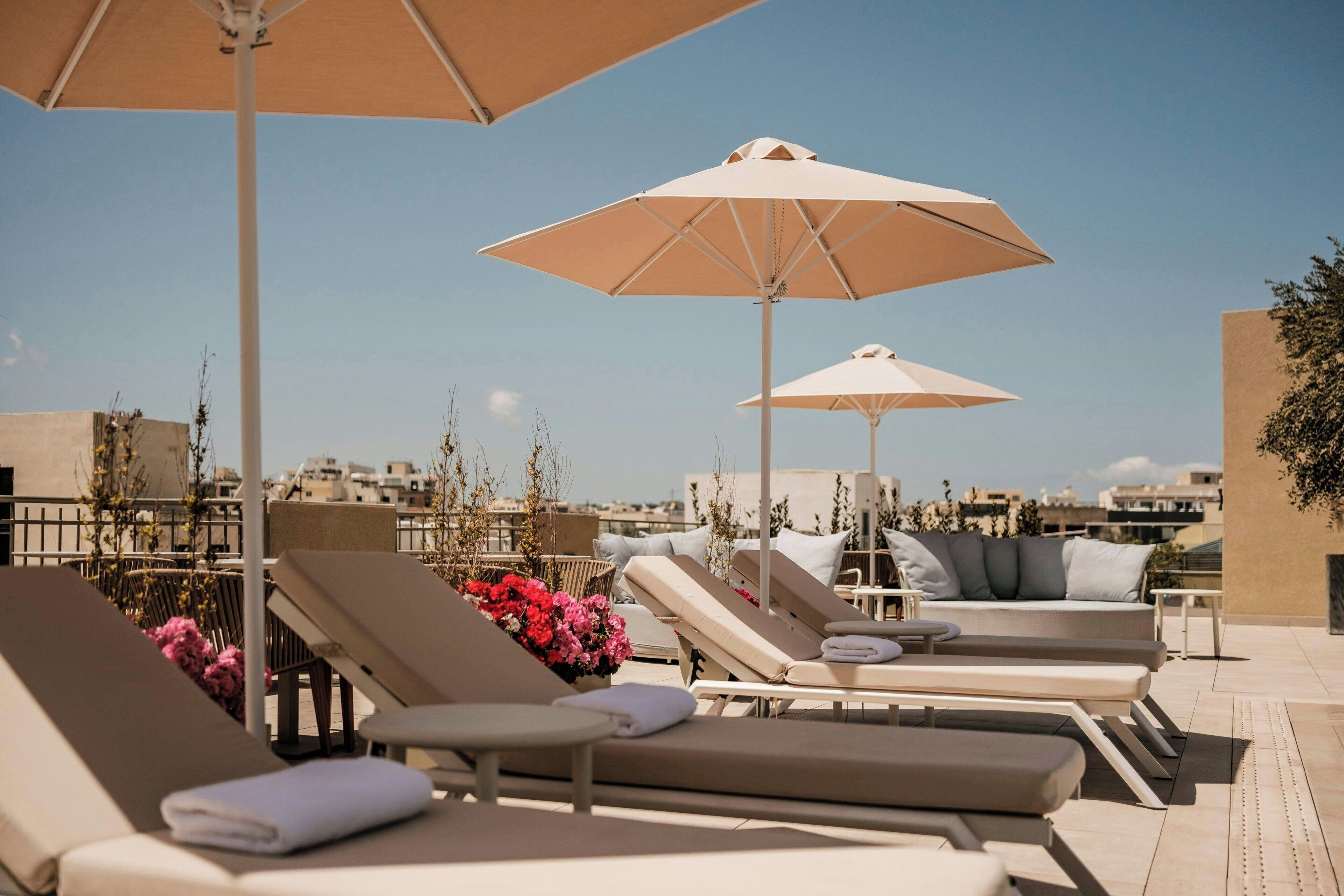 室内游泳池，室外游泳池，池畔遮阳伞，日光浴躺椅