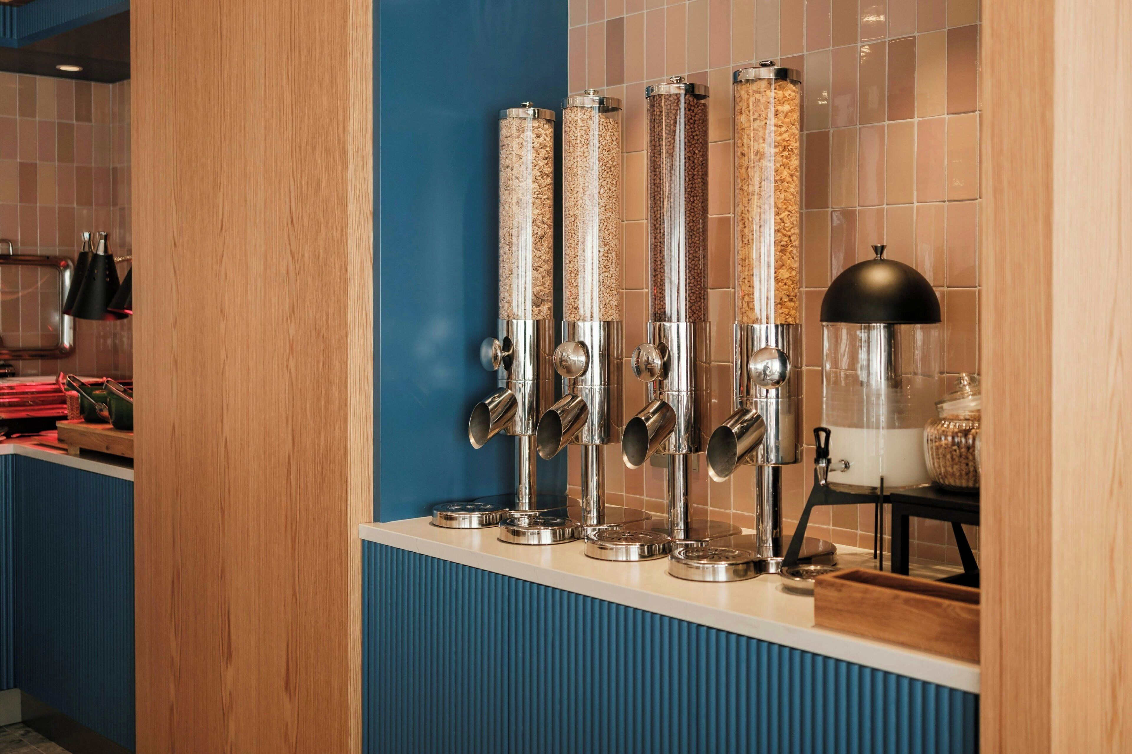 Una cocina moderna con encimera de madera, máquina de café y molinillo.