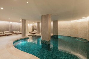Indoor pool, outdoor pool, pool umbrellas, sun loungers - Courtyard by Marriott Sliema (Sliema)