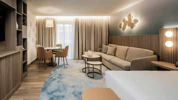 Junior-suite - 1 kingsize-seng med sovesofa - ikke-ryger - balkon | 1 soveværelse, allergivenligt sengetøj, minibar, pengeskab på værelset