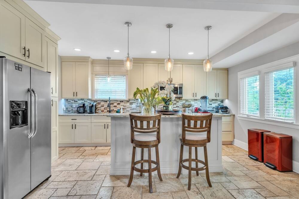Serene & Charming 5br Des Plaines Getaway 5 Bedroom Home by RedAwning - Glencoe, IL