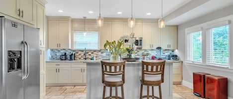 House, 5 Bedrooms | Private kitchen | Fridge, oven, coffee/tea maker, toaster