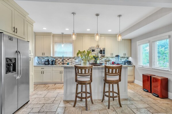 House, 5 Bedrooms | Private kitchen | Fridge, oven, coffee/tea maker, toaster - Serene & Charming 5br Des Plaines Getaway 5 Bedroom Home by RedAwning (Des Plaines)