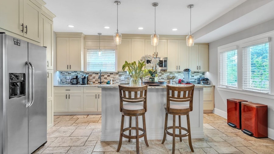 Serene & Charming 5br Des Plaines Getaway 5 Bedroom Home by RedAwning