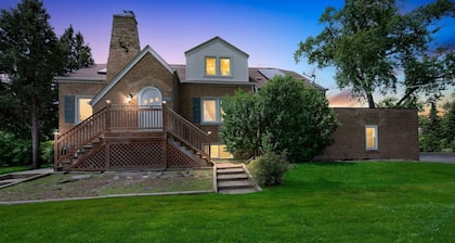 Serene & Charming 5br Des Plaines Getaway 5 Bedroom Home by RedAwning