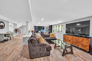House, 5 Bedrooms | Living area