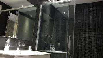 Regadera, secadora de cabello, toallas, jabón