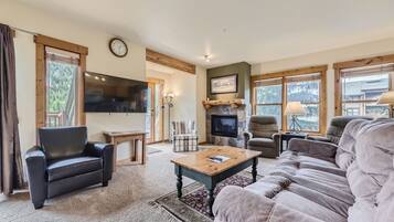 Condo, 3 chambres | Aire de séjour | Téléviseur connecté