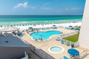 Ein Poolbereich mit Blick auf Strand und Meer.