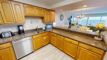 Refrigerador, horno, cafetera/tetera, tostadora