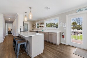House, 3 Bedrooms | Private kitchen